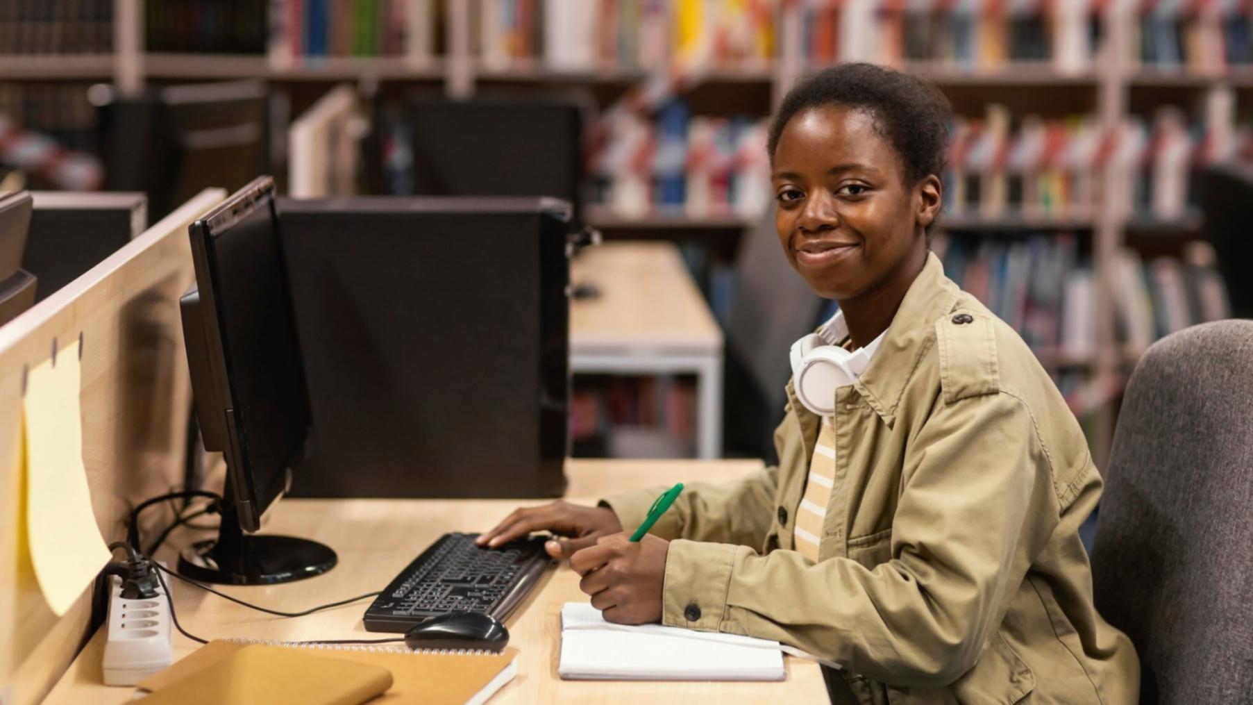 Équipe travaillant sur des analyses financières sectorielles