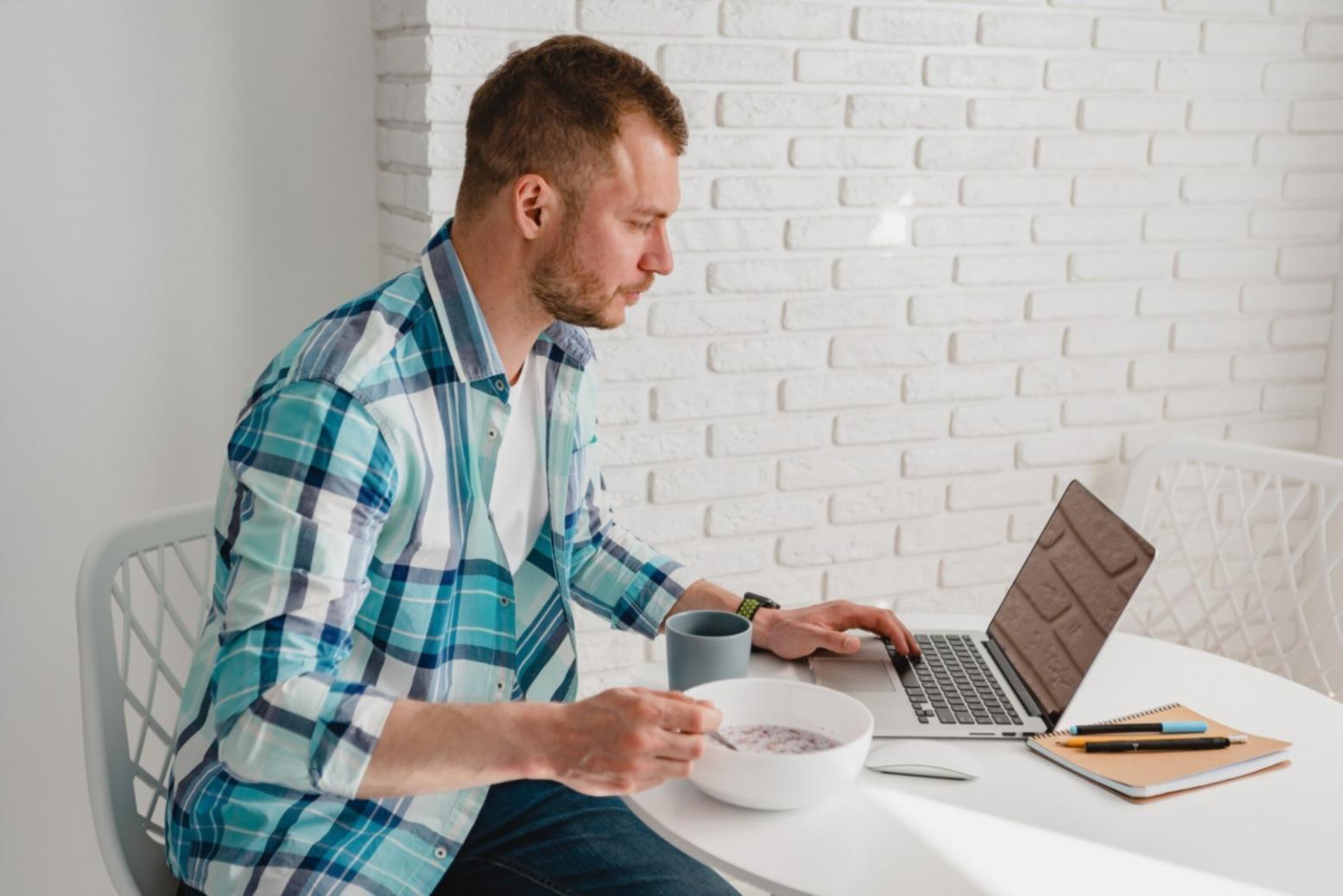 Salle de formation avec participants travaillant sur des analyses financières